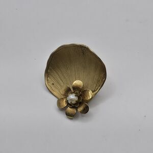 Vintage Shell w\ Pearl Center Flower Goldtone Pin  1"